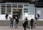 Utrecht 9 februari 2023
Kort geding Roxeanne Hazes vs. Rachel Hazes.  Roxeanne Hazes haar advocaat Maarten Kox (l) komt aan bij de rechtbank in Utrecht. Naast hem loopt ex advocaat Mr Tomlow en erachter Marieke v Beek en Robert Arjan Israel met vriendin