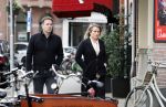 Amsterdam 6 februari 2023
Henk Timmer met (een) vriendin op de cornelis schuytstraat.