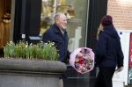 Amsterdam 11 februari 2023
Henk de Vries koopt bloemen bij Menno Kroon  in Amsterdam Zuid