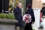 Amsterdam 11 februari 2023
Henk de Vries koopt bloemen bij Menno Kroon  in Amsterdam Zuid