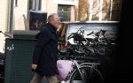 Amsterdam 11 februari 2023
Henk de Vries koopt bloemen bij Menno Kroon  in Amsterdam Zuid