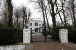 Huizen 21 januari 2023
Jeroen Rietbergen zijn auto staat op het terrein bij het huis van Linda de Mol geparkeerd.