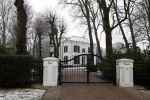 Huizen 21 januari 2023
Jeroen Rietbergen zijn auto staat op het terrein bij het huis van Linda de Mol geparkeerd.