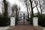 Huizen 21 januari 2023
Jeroen Rietbergen zijn auto staat op het terrein bij het huis van Linda de Mol geparkeerd.