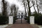 Huizen 21 januari 2023
Jeroen Rietbergen zijn auto staat op het terrein bij het huis van Linda de Mol geparkeerd.