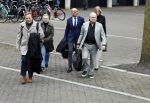 Utrecht 9 februari 2023
Kort geding Roxeanne Hazes vs. Rachel Hazes.  Roxeanne Hazes haar advocaat Maarten Kox (l) komt aan bij de rechtbank in Utrecht. Naast hem loopt ex advocaat Mr Tomlow en erachter Marieke v Beek en Robert Arjan Israel met vriendin