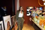 Amsterdam 3 februari 2023
Patty Brard verkoopt vrijwillig haar inboeder bij Decor Amsterdam. Ook sochter Priscilla Nasi en haar Man Antoine zijn aanwezig.