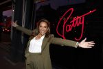 Amsterdam 3 februari 2023
Patty Brard verkoopt vrijwillig haar inboeder bij Decor Amsterdam. Ook sochter Priscilla Nasi en haar Man Antoine zijn aanwezig.