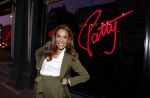 Amsterdam 3 februari 2023
Patty Brard verkoopt vrijwillig haar inboeder bij Decor Amsterdam. Ook sochter Priscilla Nasi en haar Man Antoine zijn aanwezig.