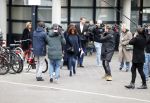 Utrecht 9 februari 2023
Kort geding Roxeanne Hazes vs. Rachel Hazes.  Roxeanne Hazes haar advocaat Maarten Kox (l) komt aan bij de rechtbank in Utrecht. Naast hem loopt ex advocaat Mr Tomlow en erachter Marieke v Beek en Robert Arjan Israel met vriendin