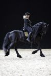 Amsterdam 28 januari 2023
Samantha Steenwijk rijdt op haar paard een kuhr terwijl ze zingt tijdens Jumping Amsterdam in de RAI.