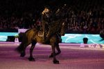 Amsterdam 28 januari 2023
Samantha Steenwijk rijdt op haar paard een kuhr terwijl ze zingt tijdens Jumping Amsterdam in de RAI.