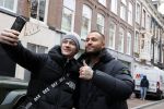 Amsterdam 13 januari 2024
Dave Roelvink met een fan op de pc hooftstraat