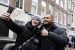 Amsterdam 13 januari 2024
Dave Roelvink met een fan op de pc hooftstraat