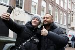 Amsterdam 13 januari 2024
Dave Roelvink met een fan op de pc hooftstraat