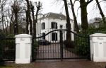 Huizen 13 januari 2024
Linda de Mol en Jeroen Rietbergen samen wandelend met hun 2 honden / labradors.