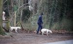 Huizen 13 januari 2024
Linda de Mol en Jeroen Rietbergen samen wandelend met hun 2 honden / labradors.
