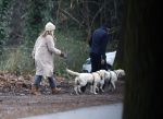 Huizen 13 januari 2024
Linda de Mol en Jeroen Rietbergen samen wandelend met hun 2 honden / labradors.
