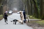 Huizen 13 januari 2024
Linda de Mol en Jeroen Rietbergen samen wandelend met hun 2 honden / labradors.