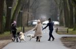 Huizen 13 januari 2024
Linda de Mol en Jeroen Rietbergen samen wandelend met hun 2 honden / labradors.