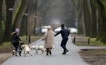 Huizen 13 januari 2024
Linda de Mol en Jeroen Rietbergen samen wandelend met hun 2 honden / labradors.