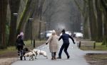 Huizen 13 januari 2024
Linda de Mol en Jeroen Rietbergen samen wandelend met hun 2 honden / labradors.