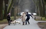 Huizen 13 januari 2024
Linda de Mol en Jeroen Rietbergen samen wandelend met hun 2 honden / labradors.