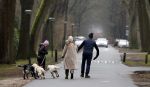Huizen 13 januari 2024
Linda de Mol en Jeroen Rietbergen samen wandelend met hun 2 honden / labradors.
