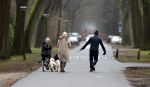 Huizen 13 januari 2024
Linda de Mol en Jeroen Rietbergen samen wandelend met hun 2 honden / labradors.