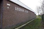 Lisse 6 januari 2023
Op deze locatie naast de Lissesche ijsbaan zou Maxime Meiland verkracht zijn . De speelrekken die daar stonden zijn onlangs weg gehaald . De gaten in de grond zitten er nog .