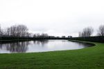 Lisse 6 januari 2023
Op deze locatie naast de Lissesche ijsbaan zou Maxime Meiland verkracht zijn . De speelrekken die daar stonden zijn onlangs weg gehaald . De gaten in de grond zitten er nog .