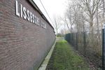 Lisse 6 januari 2023
Op deze locatie naast de Lissesche ijsbaan zou Maxime Meiland verkracht zijn . De speelrekken die daar stonden zijn onlangs weg gehaald . De gaten in de grond zitten er nog .