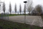 Lisse 6 januari 2023
Op deze locatie naast de Lissesche ijsbaan zou Maxime Meiland verkracht zijn . De speelrekken die daar stonden zijn onlangs weg gehaald . De gaten in de grond zitten er nog .