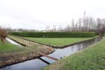 Lisse 6 januari 2023
Op deze locatie naast de Lissesche ijsbaan zou Maxime Meiland verkracht zijn . De speelrekken die daar stonden zijn onlangs weg gehaald . De gaten in de grond zitten er nog .