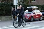 Amsterdam 9 januari 2024
Loiza lamers met partner op electrische van Moof fiets in Amsterdam.
