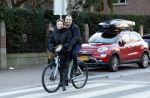 Amsterdam 9 januari 2024
Loiza lamers met partner op electrische van Moof fiets in Amsterdam.