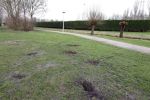 Lisse 6 januari 2023
Op deze locatie naast de Lissesche ijsbaan zou Maxime Meiland verkracht zijn . De speelrekken die daar stonden zijn onlangs weg gehaald . De gaten in de grond zitten er nog .
