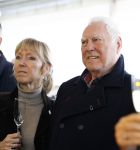 Hoek van Holland 2 januari 2025
De top 40 reikt prijzen uit aan ded Nederlandse Arteisten die in 1 jaar het langste op nummer 1 hebben gestaan .
Onder andere aanwezig Piet Veerman Erik de Zwart Corry Konings George Baker Jacques Herb Ben Cramer ea
Het geestje was in het Art Museum. Cesar Zuiderwijk met partner
