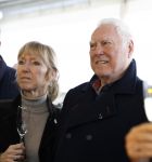Hoek van Holland 2 januari 2025
De top 40 reikt prijzen uit aan ded Nederlandse Arteisten die in 1 jaar het langste op nummer 1 hebben gestaan .
Onder andere aanwezig Piet Veerman Erik de Zwart Corry Konings George Baker Jacques Herb Ben Cramer ea
Het geestje was in het Art Museum. Cesar Zuiderwijk met partner