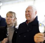 Hoek van Holland 2 januari 2025
De top 40 reikt prijzen uit aan ded Nederlandse Arteisten die in 1 jaar het langste op nummer 1 hebben gestaan .
Onder andere aanwezig Piet Veerman Erik de Zwart Corry Konings George Baker Jacques Herb Ben Cramer ea
Het geestje was in het Art Museum. Cesar Zuiderwijk met partner