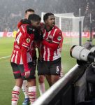 Eindhoven 14 Januari 2025 KNVB Beker PSV-Excelsior. Eindstand 5-4 (Verlenging)
Ismael Sabari scoort in de laatste seconde van de wedstrijd 3-3 en wordt gefeliciteerd door zijn kollega's Ryan Flamingo Ricardo Pepi Luuk de Jong en Ivan Perisic
Foto Jan Hoogsteen