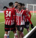 Eindhoven 14 Januari 2025 KNVB Beker PSV-Excelsior. Eindstand 5-4 (Verlenging)
Ismael Sabari scoort in de laatste seconde van de wedstrijd 3-3 en wordt gefeliciteerd door zijn kollega's Ryan Flamingo Ricardo Pepi Luuk de Jong en Ivan Perisic
Foto Jan Hoogsteen