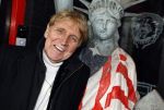 Hoek van Holland 2 januari 2025
De top 40 reikt prijzen uit aan ded Nederlandse Arteisten die in 1 jaar het langste op nummer 1 hebben gestaan .
Onder andere aanwezig Piet Veerman Erik de Zwart Corry Konings George Baker Jacques Herb Ben Cramer ea
Het geestje was in het Art Museum.