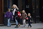 Amsterdam 7 januari 2025
Kimberly Klaver met kinderen op straat in Amsterdam zuid