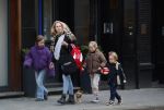 Amsterdam 7 januari 2025
Kimberly Klaver met kinderen op straat in Amsterdam zuid