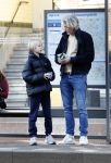 Amsterdam 20 januari 2026
Daan Schuurmans met zijn zoon op de tram aan het wachten . Daarna reden ze naar hun nieuwe huis .