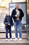 Amsterdam 20 januari 2026
Daan Schuurmans met zijn zoon op de tram aan het wachten . Daarna reden ze naar hun nieuwe huis .