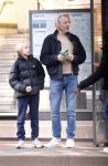 Amsterdam 20 januari 2026
Daan Schuurmans met zijn zoon op de tram aan het wachten . Daarna reden ze naar hun nieuwe huis .