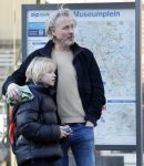 Amsterdam 20 januari 2026
Daan Schuurmans met zijn zoon op de tram aan het wachten . Daarna reden ze naar hun nieuwe huis .