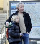 Amsterdam 20 januari 2026
Daan Schuurmans met zijn zoon op de tram aan het wachten . Daarna reden ze naar hun nieuwe huis .
